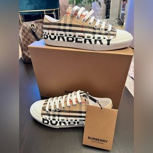 Authentic Burberry-Larkhall Low Top Sneakers size 39